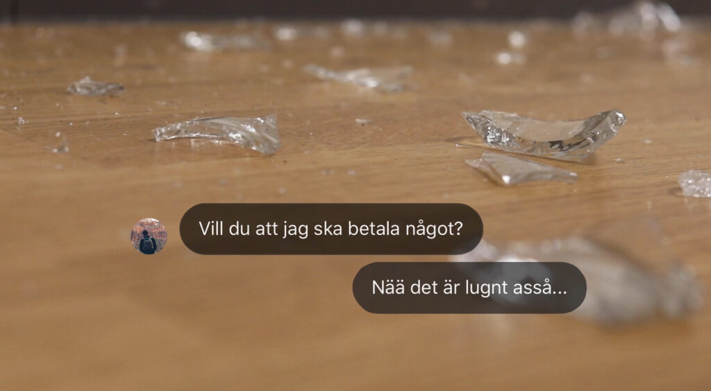 Krossat glas ligger utspritt på ett golv. Ovanpå bilden finns två chattbubblor. Den första chattbubblan: "Vill du att jag ska betala något?" Den andra chattbubblan: "Nää det är lugnt asså..."