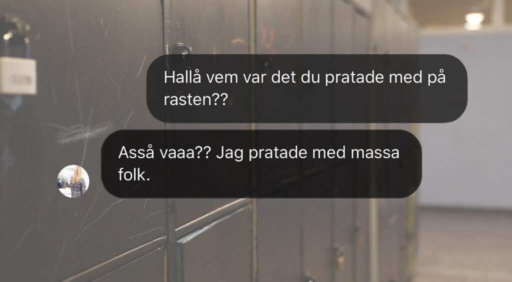 En skolkorridor med skåp i dubbla rader. Ovanpå bilden finns två chattbubblor. Den första chattbubblan: "Hallå vem var det du pratade med på rasten??". Den andra chattbubblan: "Asså vaa?? Jag pratade med massa folk."